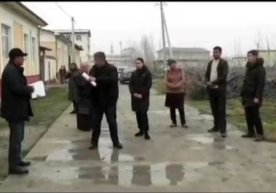 Балиқчида ёш тадбиркор ер олиш учун ҳоким ўринбосарига 2 минг доллар берганини айтган фото