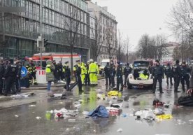 In Munich, an unknown person ran over the participants of the demonstration in a car фото