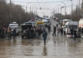 Сув босган Орскда ёрдам талаб қилган аҳоли митингга чиқди фото