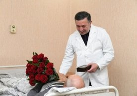 Соғлиқни сақлаш вазири «Тез ёрдам»нинг калтакланган ҳайдовчисини тақдирлади фото