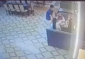 Фото: Видеодан кадр Тармоқда ошхонада ўтирган бир гуруҳ