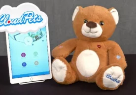 Интернетга уланган юмшоқ айиқча ёрдамида болалар ва