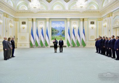 Shavkat Mirziyoyev missiyasini yakunlayotgan AQSH elchisini orden bilan taqdirladi (foto) фото
