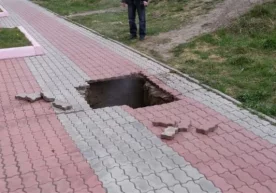 Rossiyaning Krasnoyarsk shahrida ayol bolasi bilan yo‘l