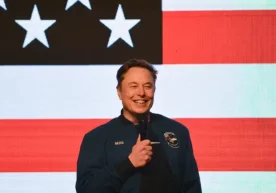 Tesla кузатув кенгаши раиси Робин Денҳолм Илон Маскка