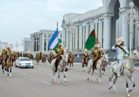 Шавкат Мирзиёев ўтирган самолёт Туркманистонга келиб қўнди фото