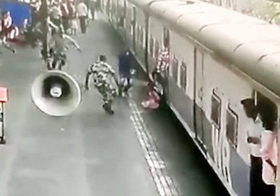 Ҳаракатланаётган поезд тагига тушиб кетган қизалоқ омон қолди (видео) фото