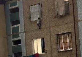 Toshkentda yosh bola 4-qavatda osilib qoldi va... tushib ketdi (video) фото