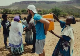 Дунёда шундай футболчилар борки дўконларнинг фигурасига,