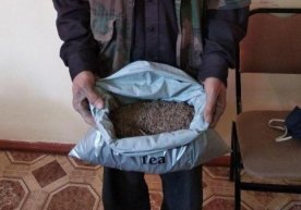 Toshkent viloyatida ko‘cha bo‘ylab bir paket giyohvandlik moddasi bilan yurgan shaxs ushlandi фото