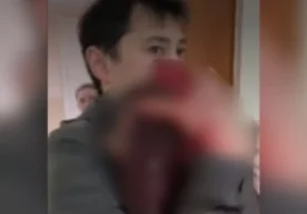 En la región de Karaganda, Kazajistán, un niño de 3 años