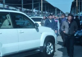 Сирғали машина бозори бу якшанба одамлар билан гавжум