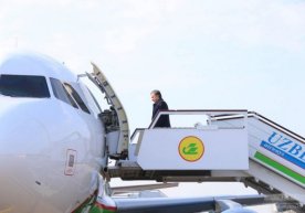 Shavkat Mirziyoyev Navoiy viloyatiga joʻnab ketdi фото