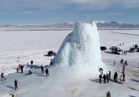 Қозоғистонда пайдо бўлган 14 метрли муз «вулқон» (фото) фото