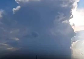 Осмонда пайдо бўлган ғайриоддий булут шакли кўпчилик