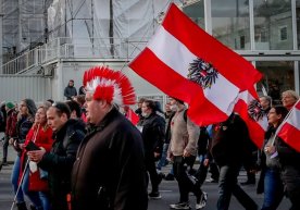 Avstriyada o‘n minglab odamlar majburiy emlashga qarshi namoyishga chiqdi фото