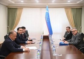 Ар Риёддаги йирик сиёсий ва иқтисодий муҳитда эмас, айнан