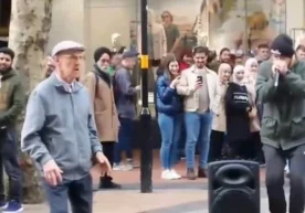 Кўчада битбокс ритмига мос равишда рақс тушаётган