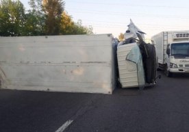 Yangiyo‘lda shinasi yorilib ketgan Isuzu ag‘darildi. Yuk mashina yo‘lovchisi kasalxonaga yotqizilgan фото