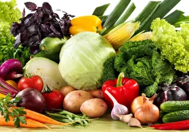Doğal meyve ve sebzeler vücut için vitamin deposudur.