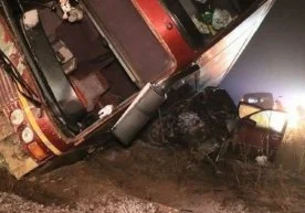 Қозоғистонда йўловчи автобуси ағдарилиб кетиши натижасида