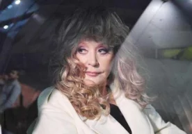 Куни кеча қўшиқчи шоир Александр Вульх Алла Пугачёва ижро