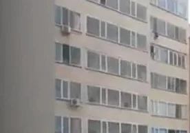 Остоналик эркак 10-қаватдан тушиб кетган болани ушлаб