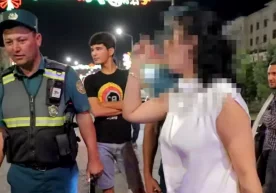 Videodan kadr Qarshi shahrida oyoqlarini mashina oynasidan