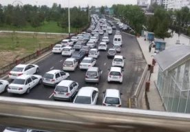 Тошкентда тротуарда машина бошқарган ҳайдовчини