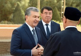 Шавкат Мирзиёев Сурхондарёга ташрифини Ҳаким Термизий мақбараси зиёратидан бошлади фото