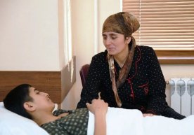 Navoiyda 18 yoshli yigitga onasining jigaridan bir bo‘lagi ko‘chirib o‘tkazildi фото