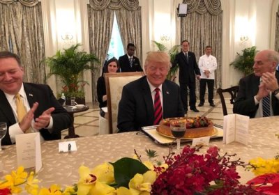 Сингапурда Трампни туғилган куни билан олдиндан табриклашди ва торт совға қилишди фото