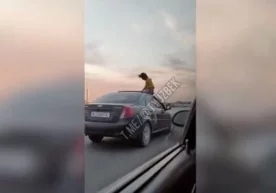 Skrinshot Harakatlanayotgan avtomobil lyukiga o‘tirib