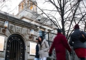 Берлинда жойлашган Россия элчихонаси биноси олдида 31 ёшли