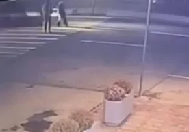 Жиззах шаҳрида пиёдалар ўтиш жойидан йўлни кесиб ўтаётган