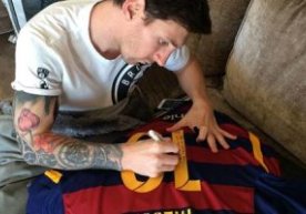 Messi Ronaldinoga futbolka sovg‘a qildi фото