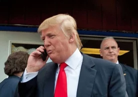 АҚШ президенти Дональд Трамп ўзининг мобил телефон