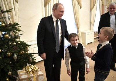 Putin og‘ir kasal bolaning Peterburgni vertolyotda aylanish istagini amalga oshirdi фото