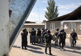 Қирғизистонда суд қарорига кўра собиқ президент Алмазбек