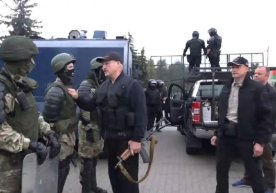 Aleksandr Lukashenko o‘z xalqiga avtomatdan o‘q otmasligini aytdi фото
