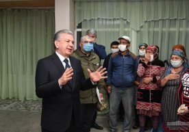 Prezident Gulistonga evakuatsiya qilingan odamlar bilan uchrashdi фото
