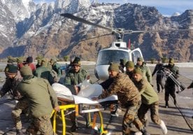 Workers trapped in a Himalayan avalanche for 36 hours were rescued alive фото