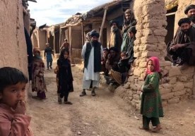 Фото: BBC Афғонистонликларнинг баъзилари ўз фарзандларига