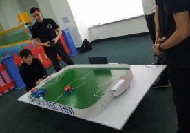 O‘zbekistonlik talabalar “SoccerBots” robotini yaratishdi фото