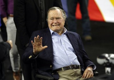 АҚШ собиқ президенти катта Жорж Буш шифохонадан уйига қайтди фото