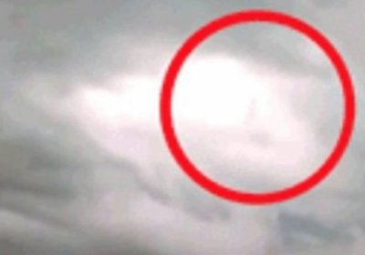 Bulutlar orasida yurib ketayotgan odam qiyofasi kadrga muhrlandi (Video) фото