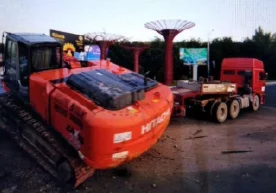 Фото: «Xabar.uz» Тошкентда экскаватор юк машинасидан тушиб