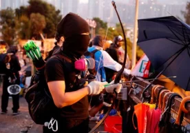 Фото: Tyrone Siu / Reuters Ҳонгконг полицияси намойишчилар