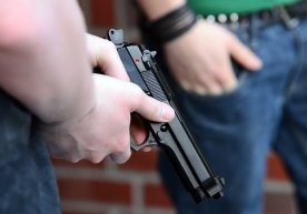 Қаршида бир гуруҳ йигитлар иштирокида оммавий жанжал юз берди: 19 ёшли спортчи тўппончадан ўқ еди фото