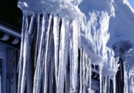 Россияда бир ҳафта ичида томлардан қор ва муз тушиши билан